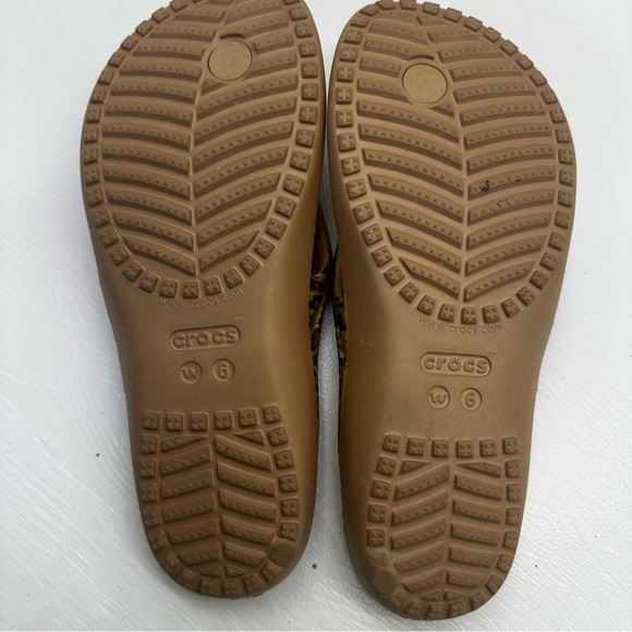 CROCS Women's Kadee II Leopard Flip Flop Women's Sandals Ionic Comfort - Picture 4 of 8